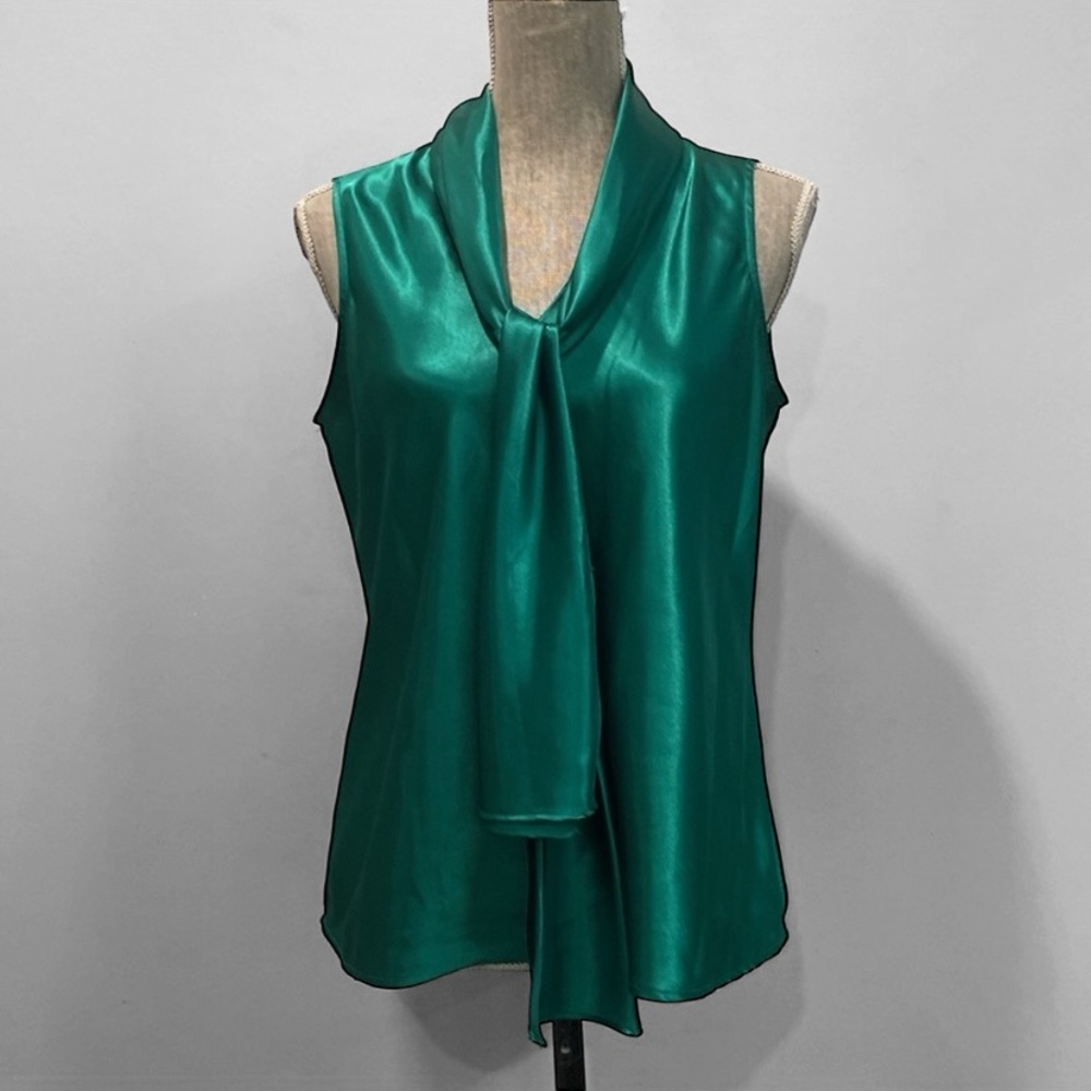 9&Co Green Satin Sleeveless Blouse Size Medium Tie Neck